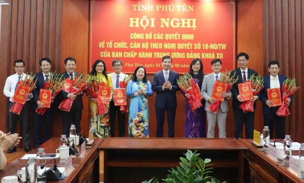 Hình ảnh cho bài viết Công bố các quyết định về tổ chức bộ máy các cơ quan chuyên môn thuộc UBND tỉnh Phú Yên và quyết định về công tác cán bộ